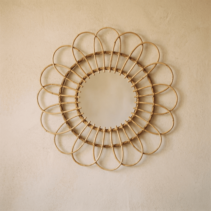 Specchio rotondo a forma di fiore in rattan