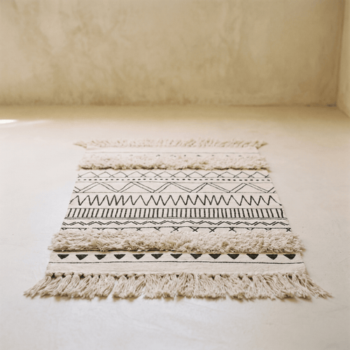 Tappeto in cotone con motivi geometrici e frange