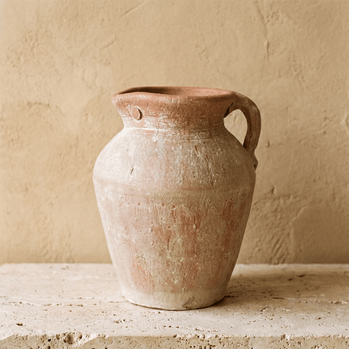 Vaso brocca con manico in terracotta patinata