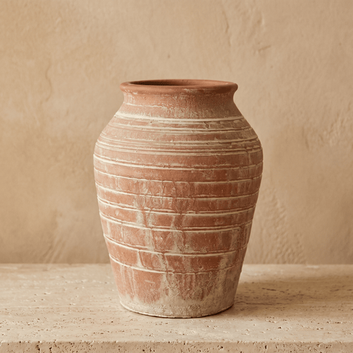 Gerillte Krugvase aus patinierter Terrakotta