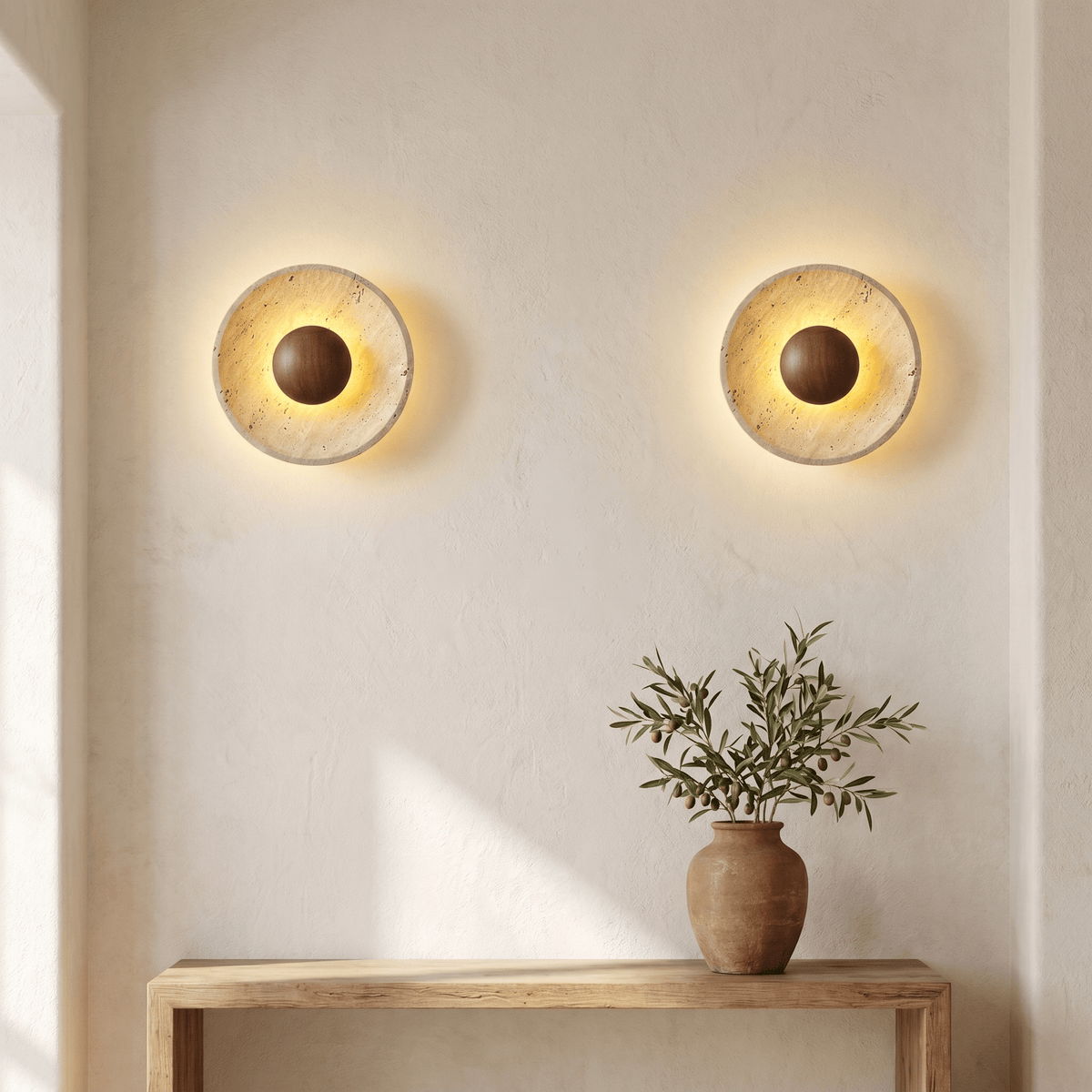 Applique rotonda in travertino con sfera in legno