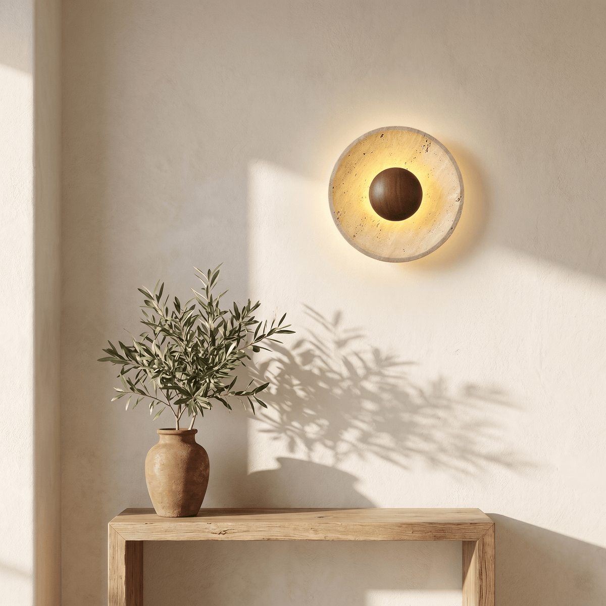 Applique rotonda in travertino con sfera in legno