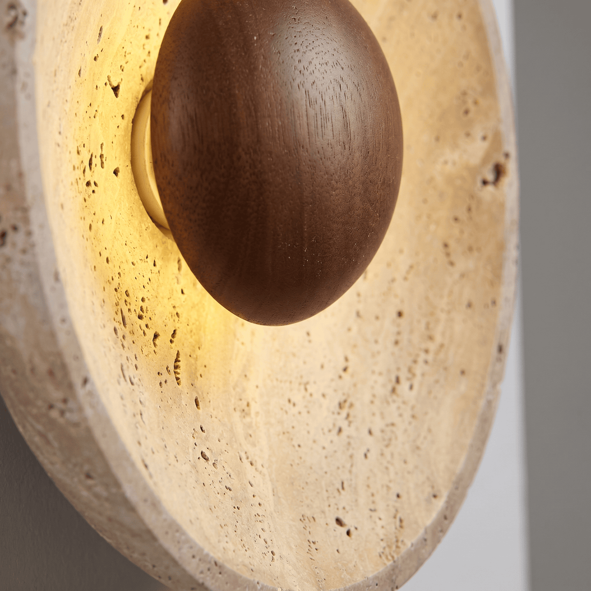 Applique rotonda in travertino con sfera in legno