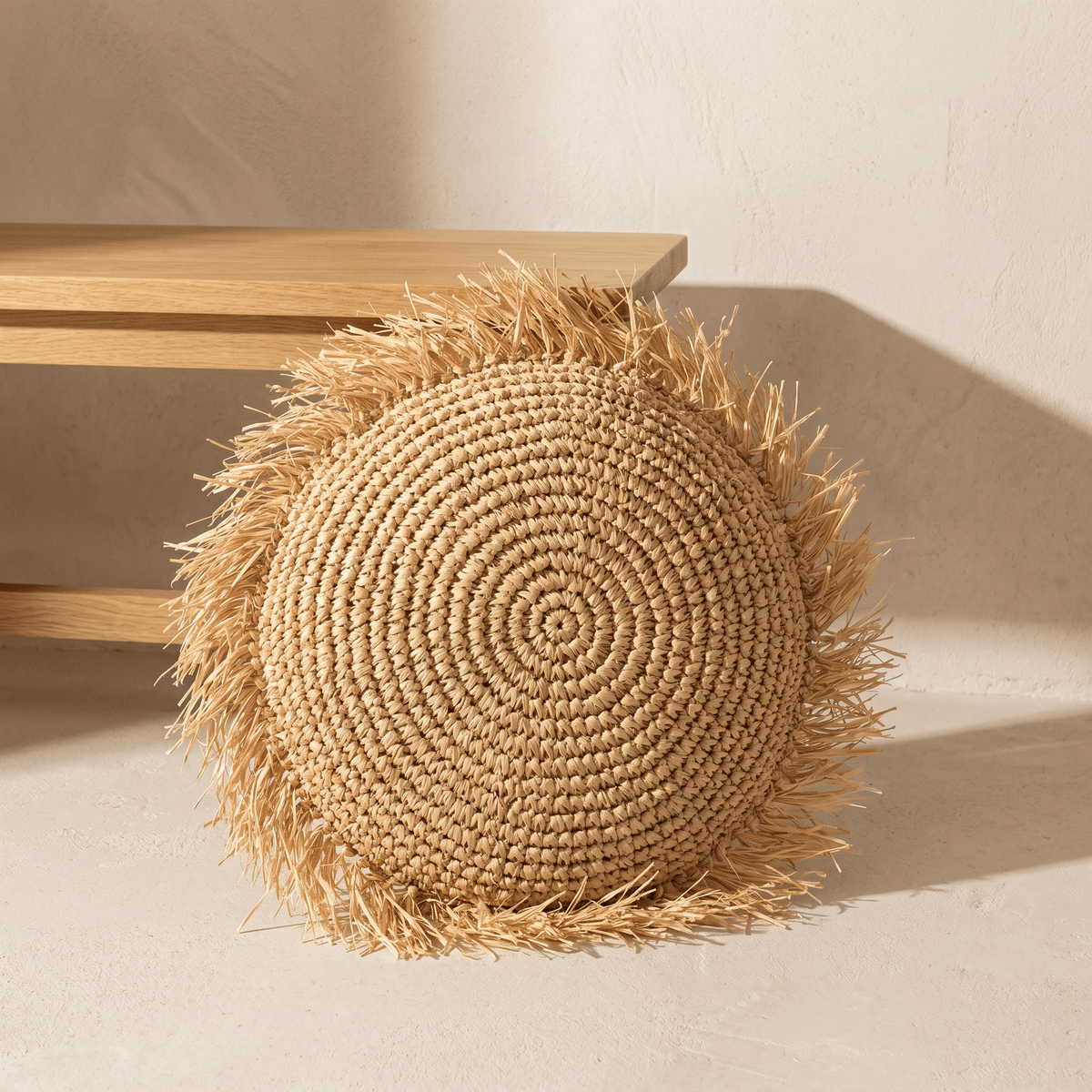 Coussin Rond en Raphia Tressé à Franges