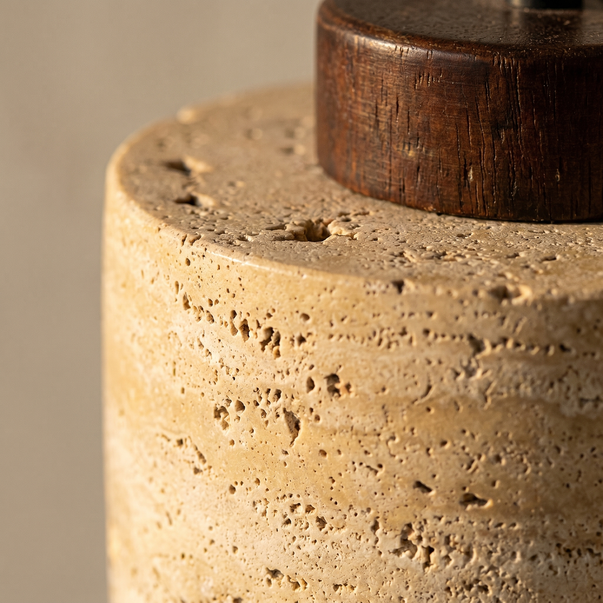 Suspension en Travertin & Capuchon Bois Foncé