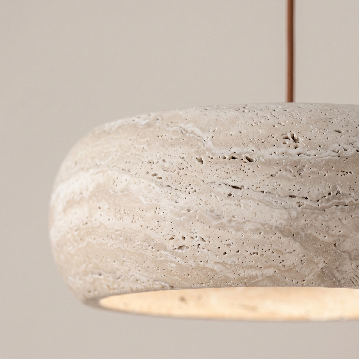 Suspension Cylindrique en Travertin & Support en Bois