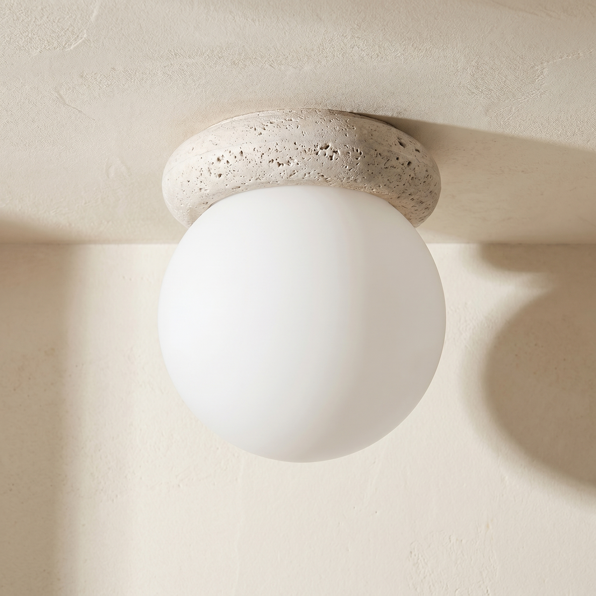 Plafonnier en Travertin & Grand Globe Opale