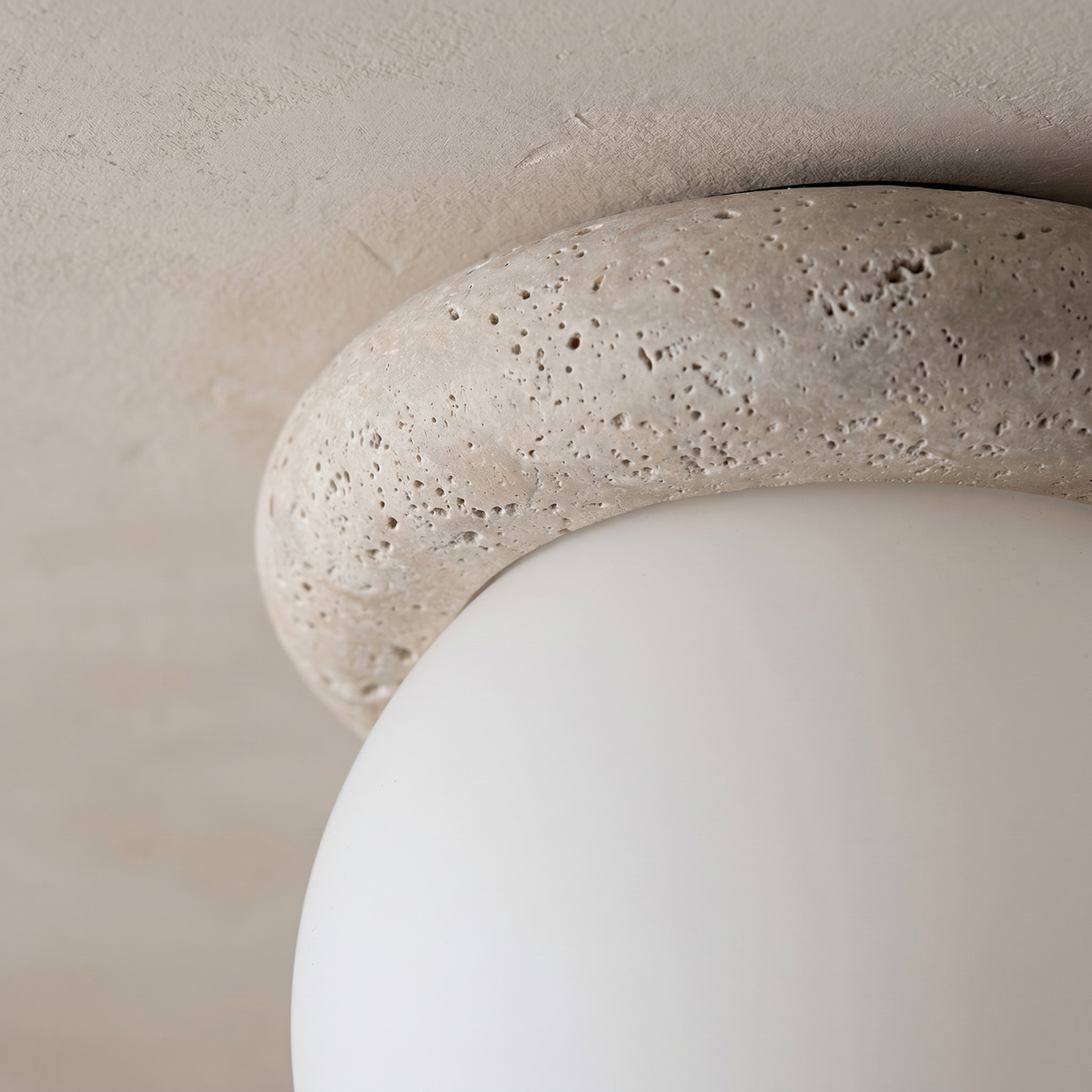 Plafonnier en Travertin & Grand Globe Opale