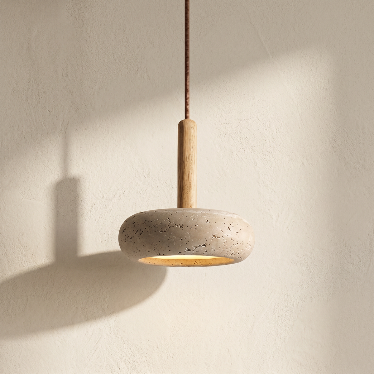 Suspension Galet en Travertin & Embout Effet Bois Clair