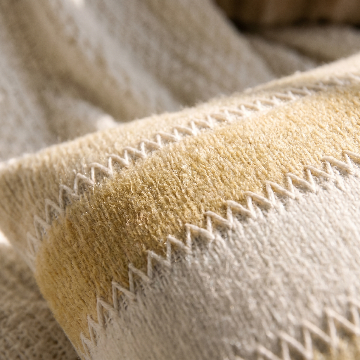 Housse de Coussin à Rayures & Coutures Zigzag