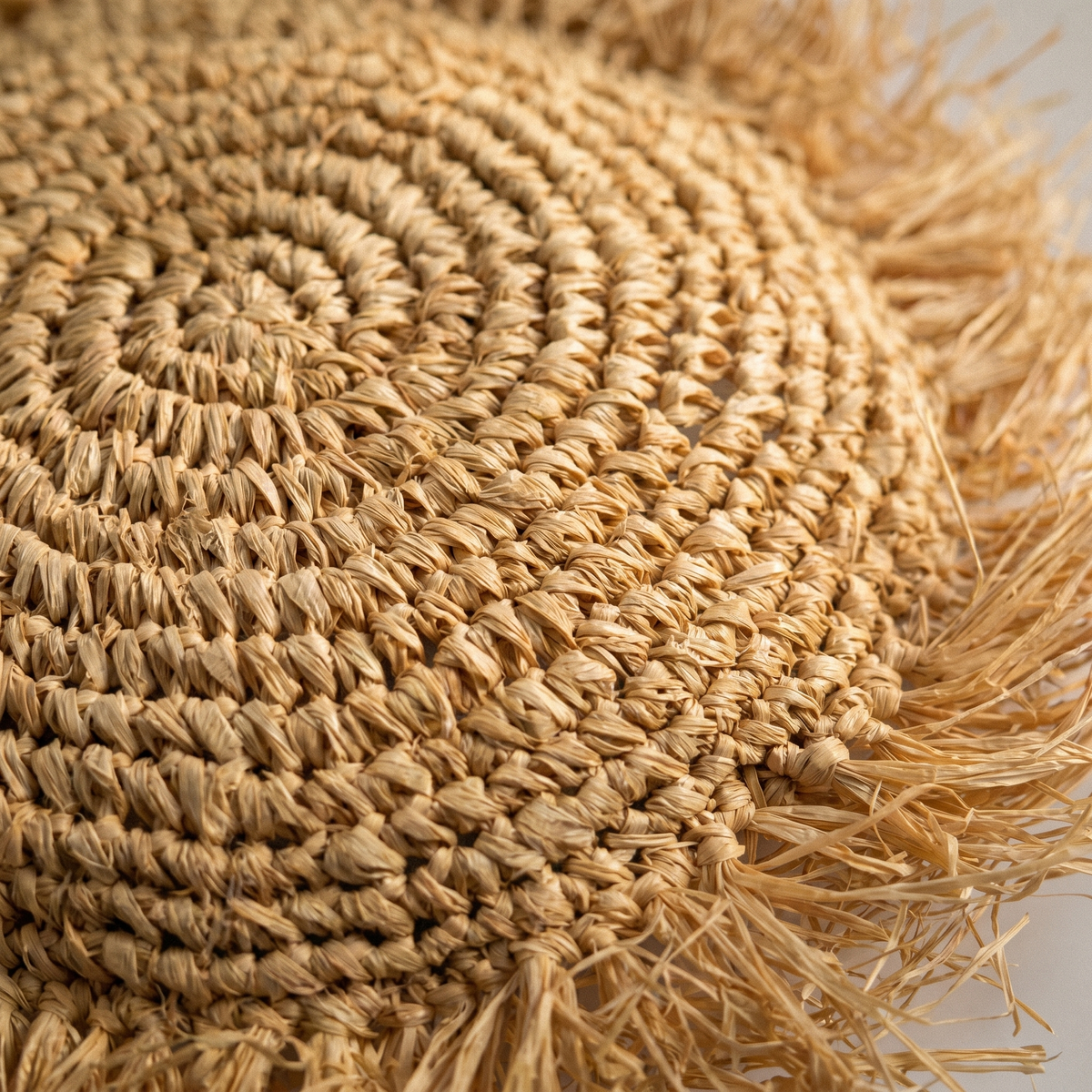 Coussin Rond en Raphia Tressé à Franges