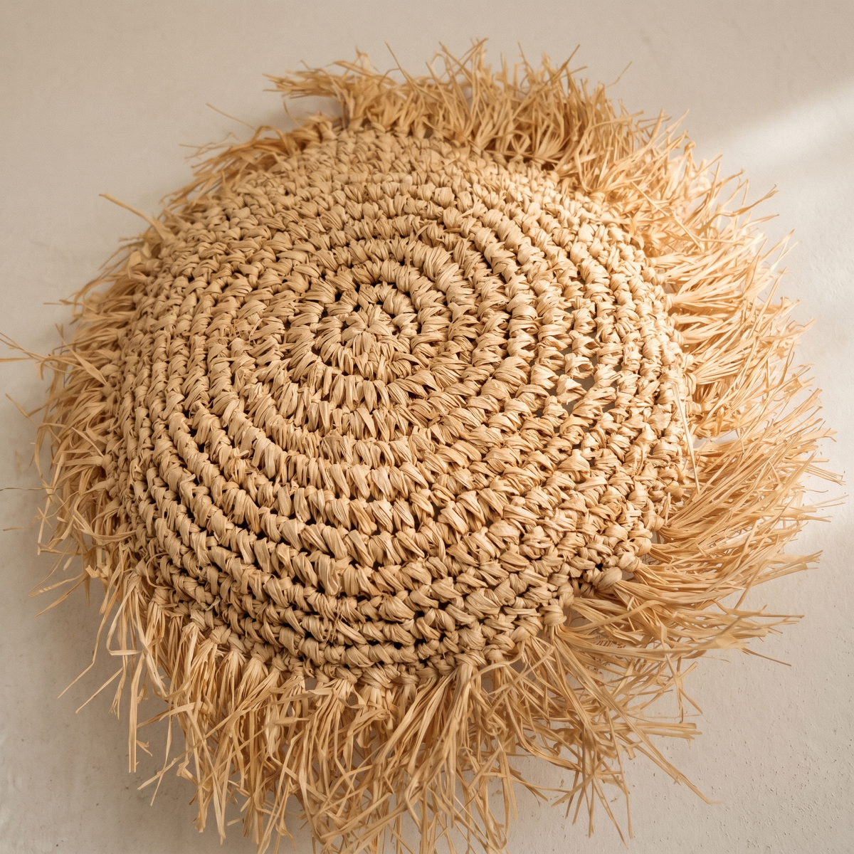 Coussin Rond en Raphia Tressé à Franges