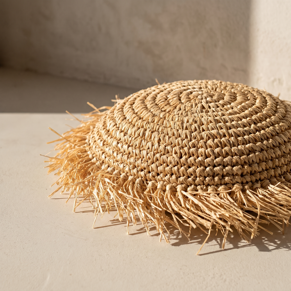 Coussin Rond en Raphia Tressé à Franges