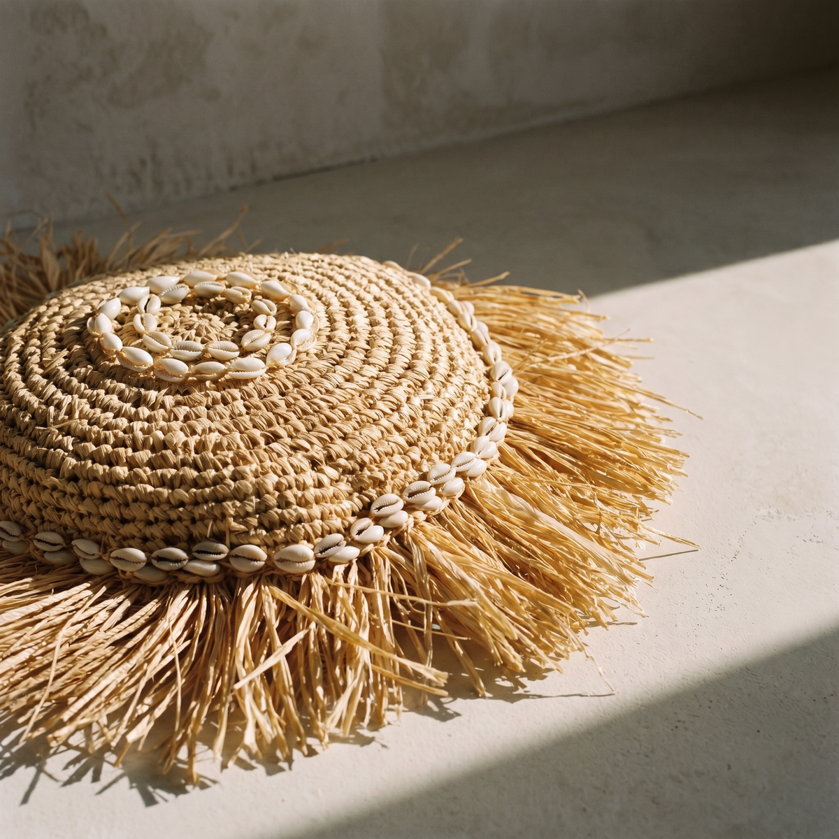 Coussin Rond en Fibre Naturelle & Cauris