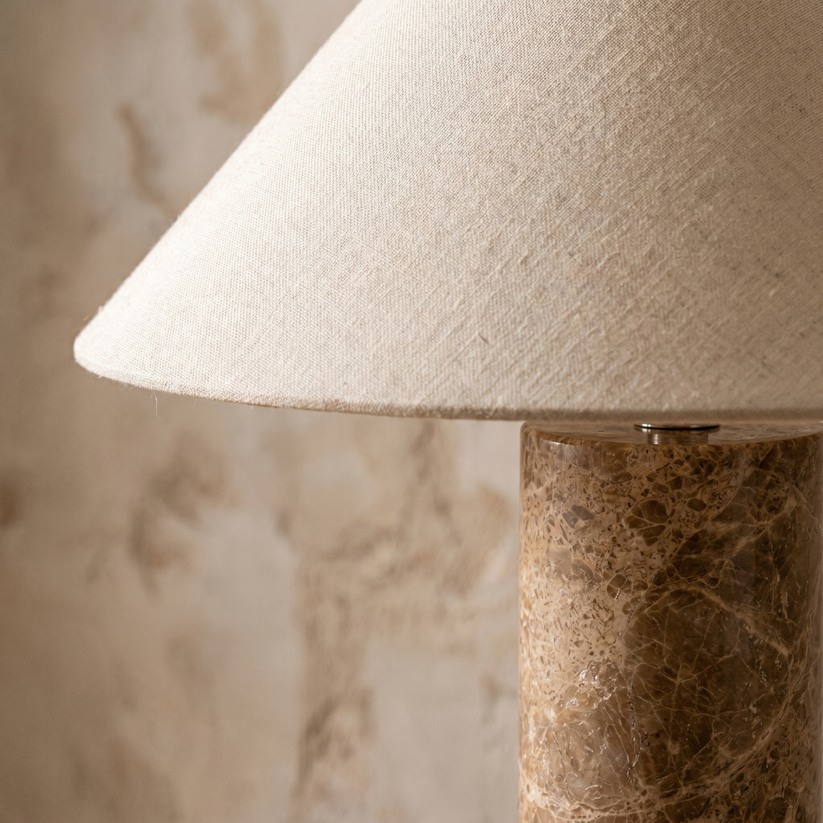 Lampe à Poser en Travertin & Abat jour Conique