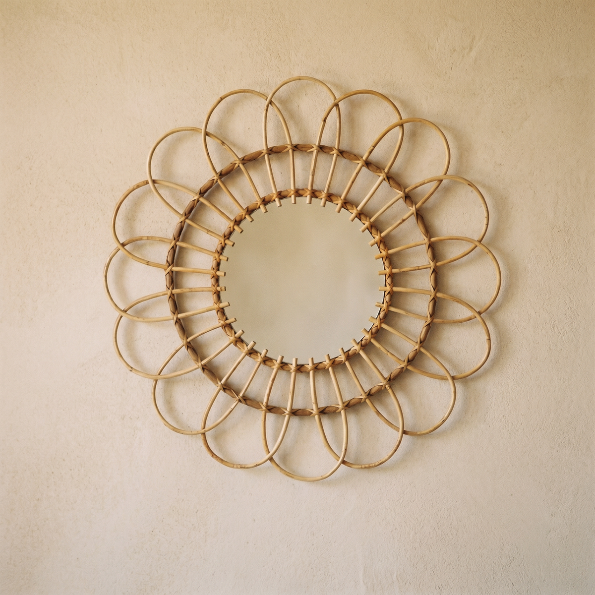 Miroir Rond Forme Fleur en Rotin