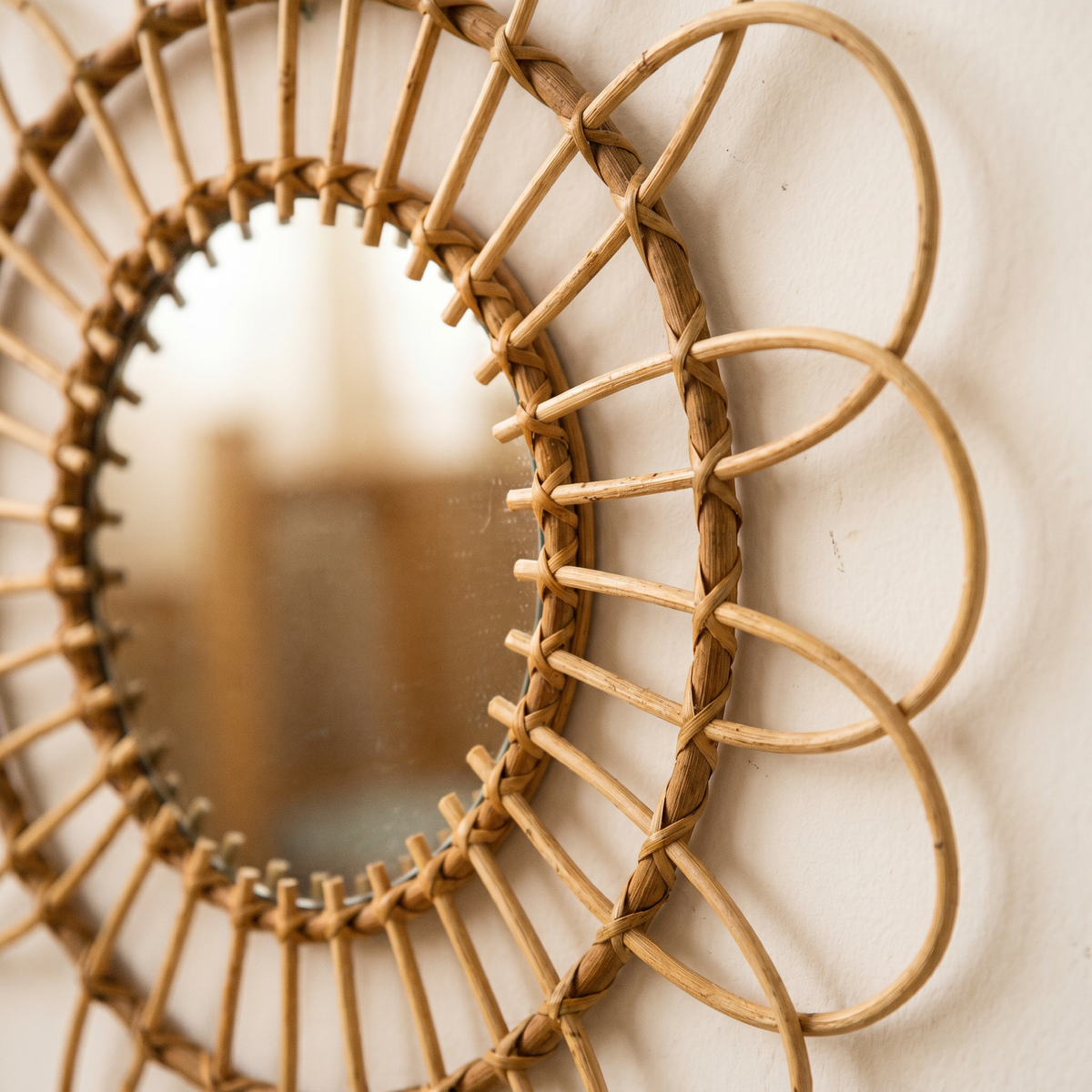 Miroir Rond Forme Fleur en Rotin