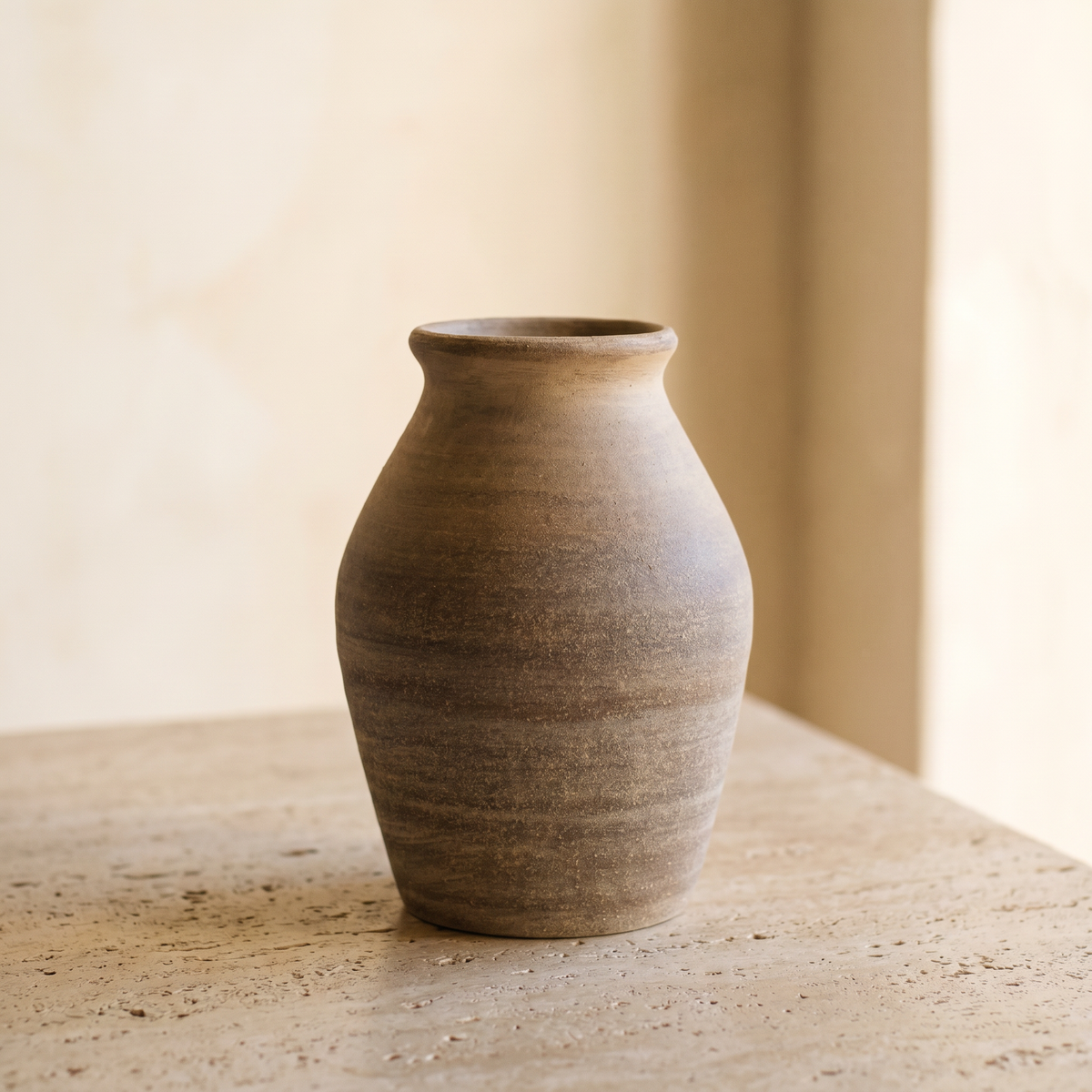 Vase Galbé en Terre Cuite