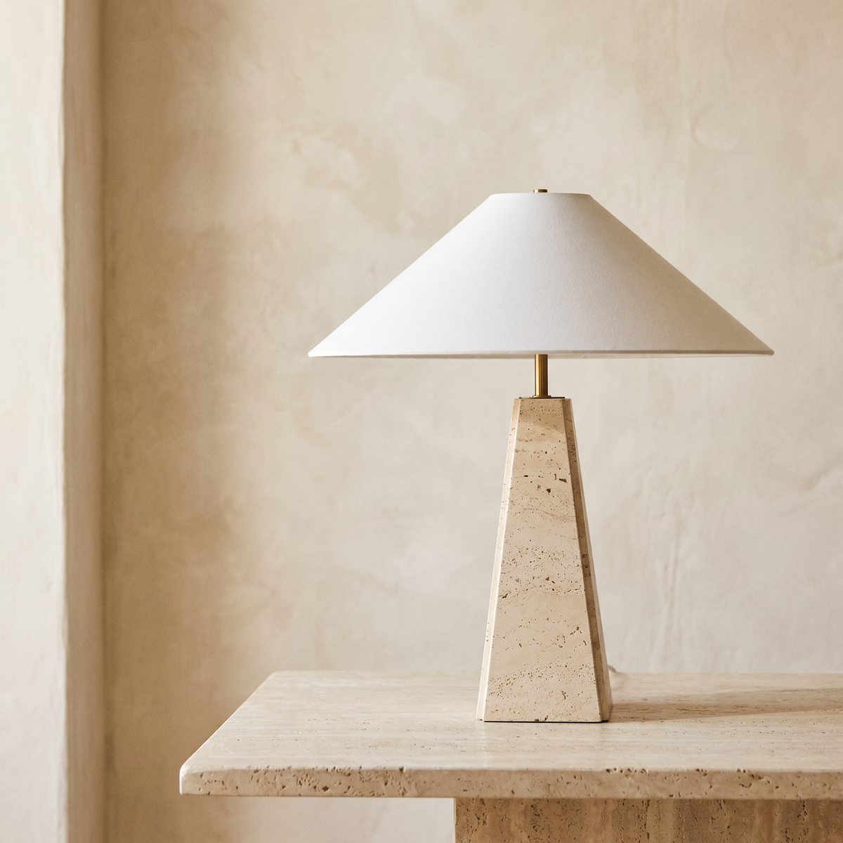 Lampe à Poser Pied Pyramide en Travertin & Métal