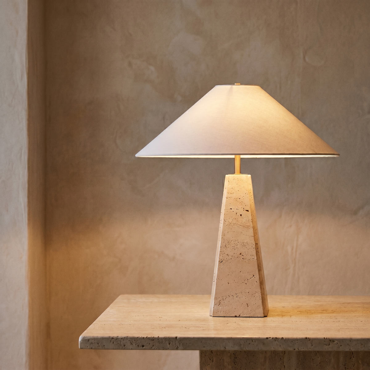 Lampe à Poser Pied Pyramide en Travertin & Métal
