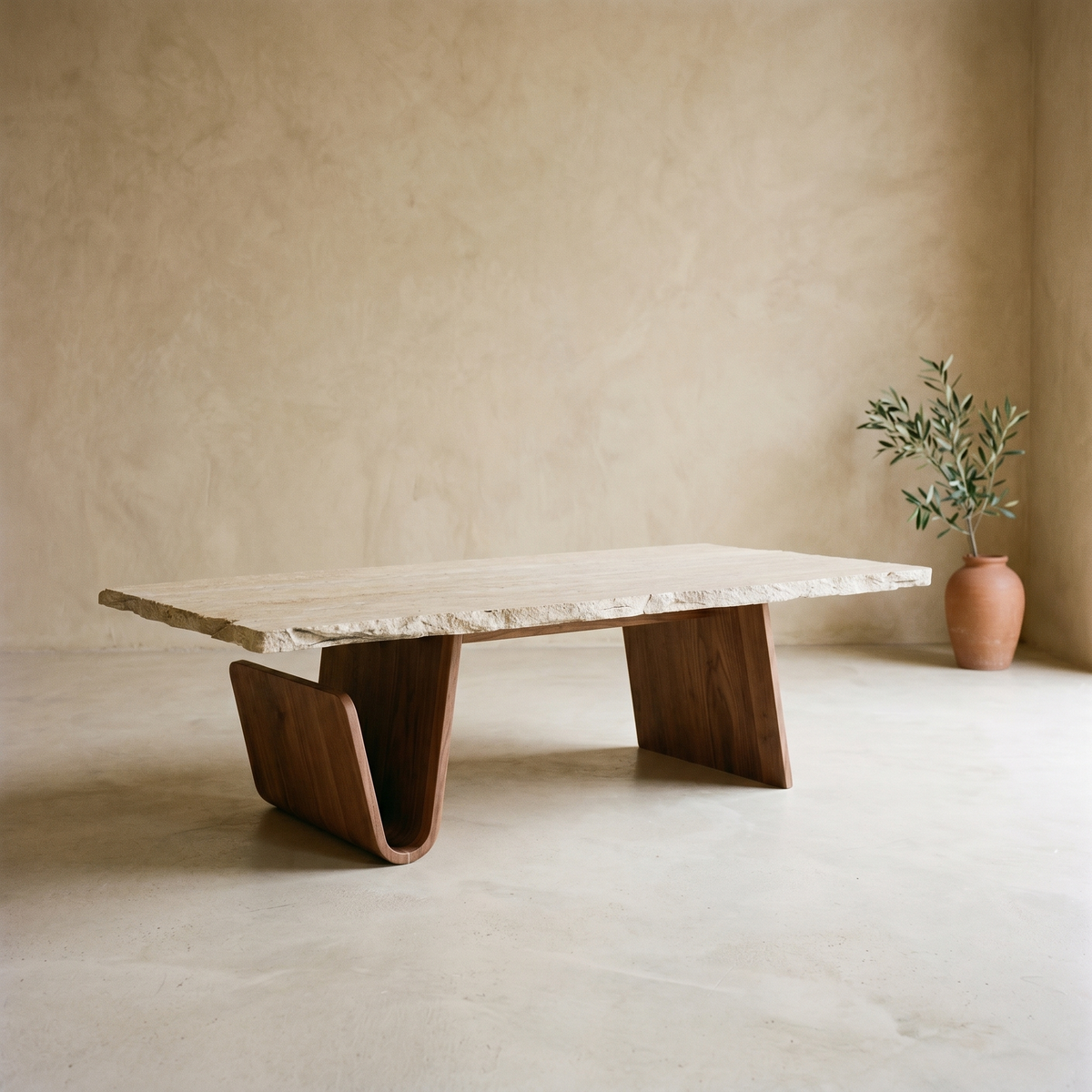 Table Basse en Travertin & Bois à Porte-Revues