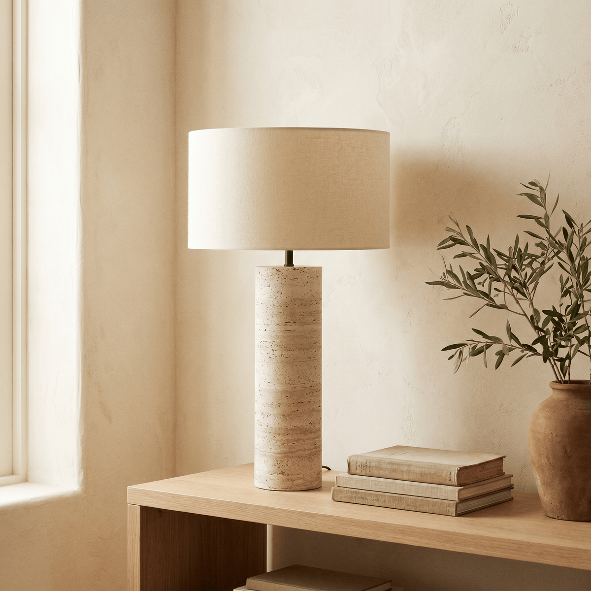 Lampada da tavolo cilindrica in travertino con paralume a tamburo