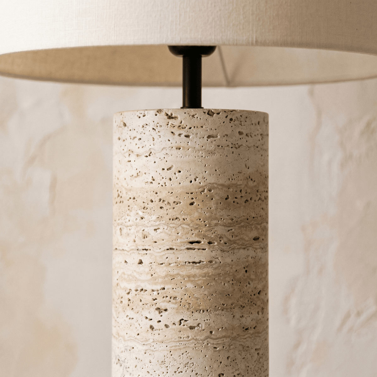 Lampada da tavolo cilindrica in travertino con paralume a tamburo
