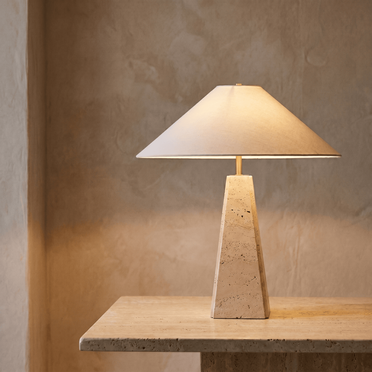 Lampe à Poser Pied Pyramide en Travertin & Métal