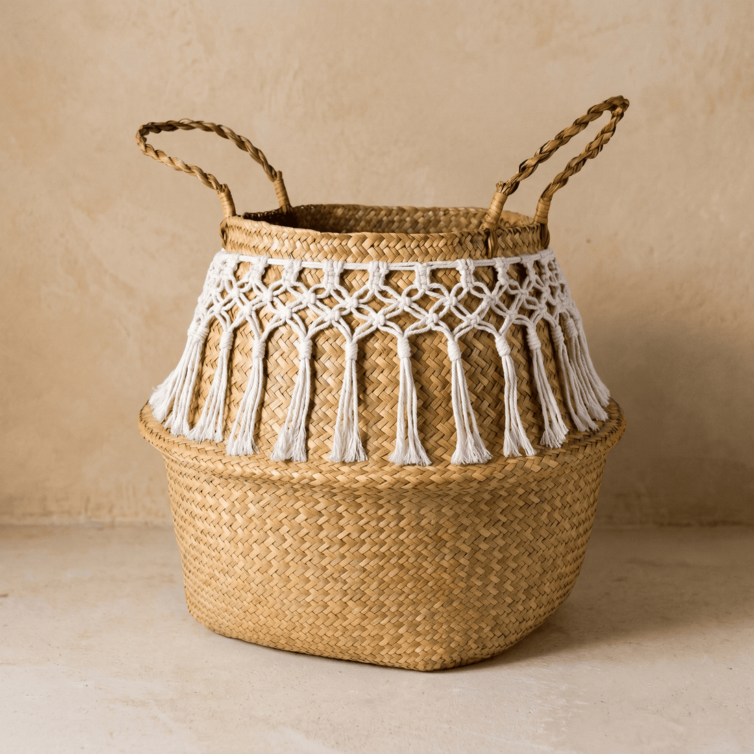 Cesto panciuto in paglia con fascia in macramè