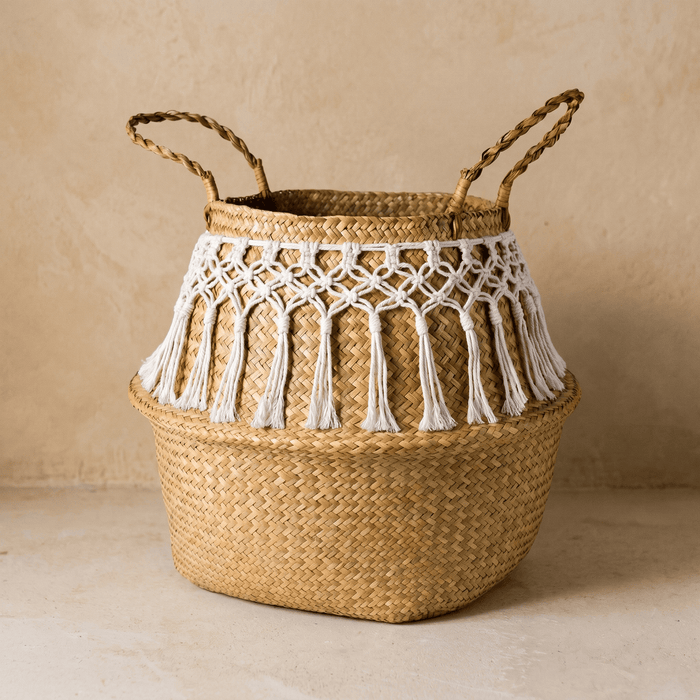 Bauchiger Korb aus Stroh mit Makramee-Band