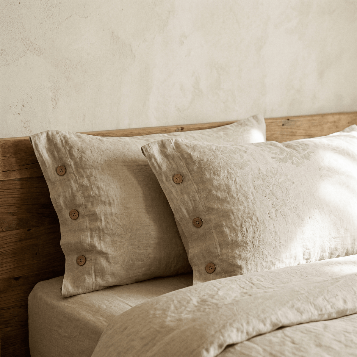Completo letto in lino con chiusura a bottoni in legno