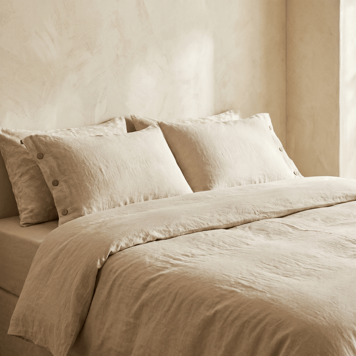 Completo letto in lino con chiusura a bottoni in legno