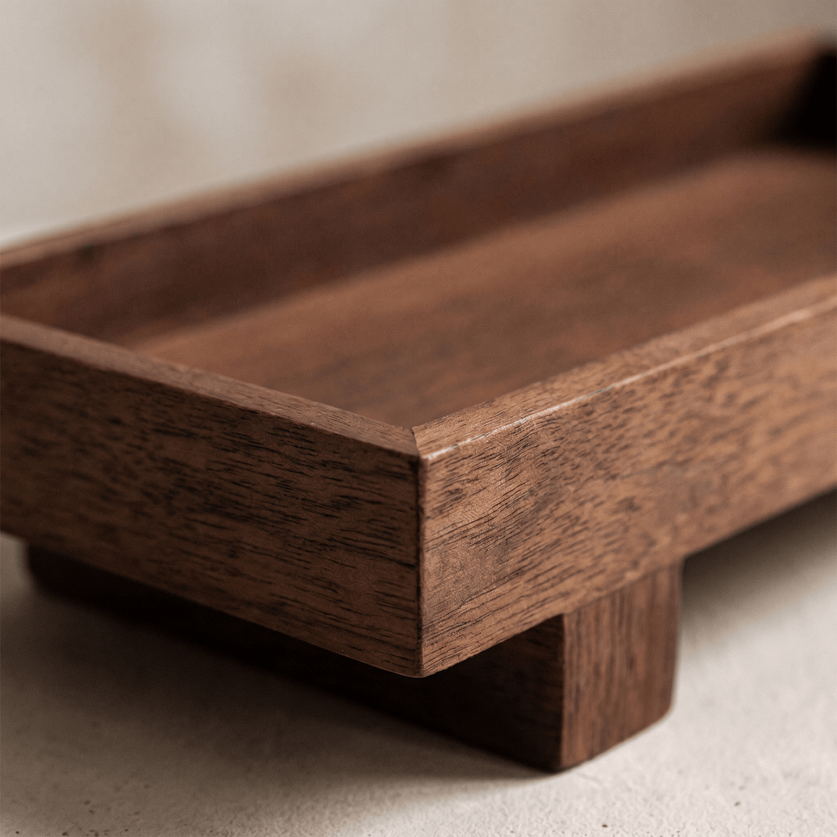Rechteckiges Tablett aus Holz mit Füßen
