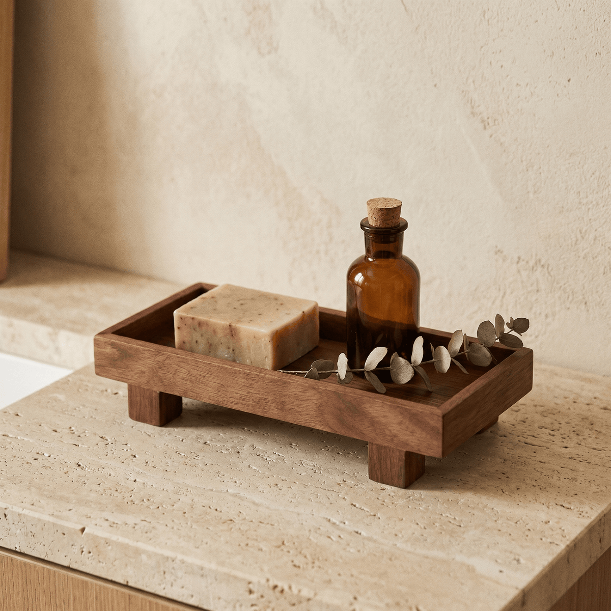 Rechteckiges Tablett aus Holz mit Füßen