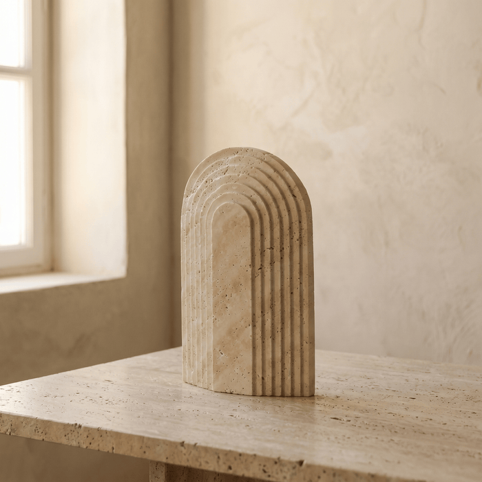 Gestufte Bogen-Skulptur aus Travertin