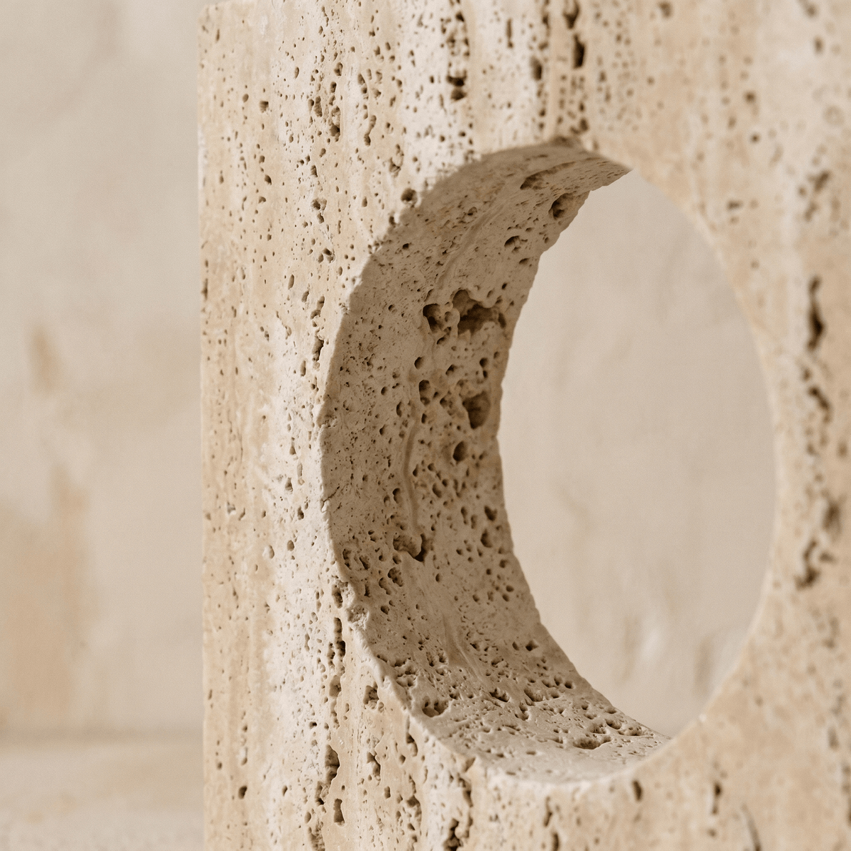 Sculpture Cercle Ajouré en Travertin