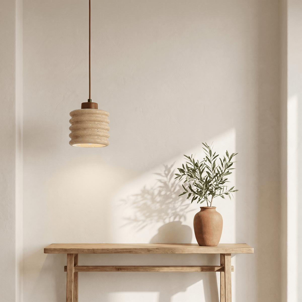 Lampada a sospensione scanalata in travertino e legno