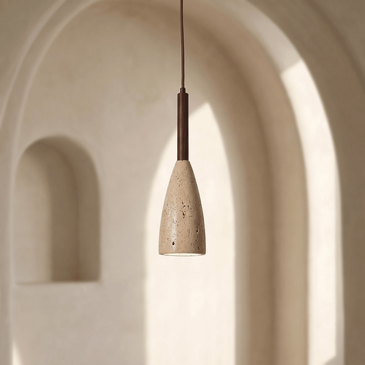 Lampada a sospensione conica in travertino e legno