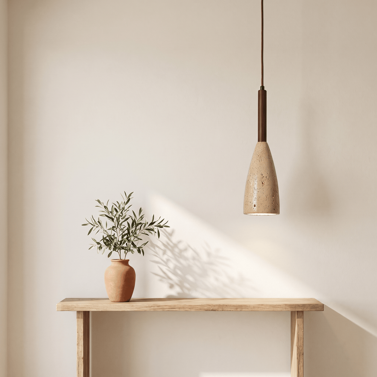 Lampada a sospensione conica in travertino e legno