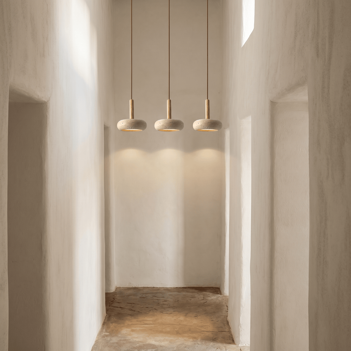 Lampada a sospensione ciottolo in travertino e puntale effetto legno chiaro