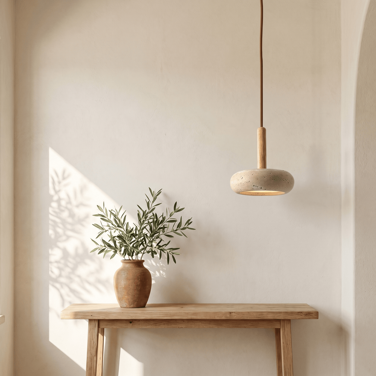 Lampada a sospensione ciottolo in travertino e puntale effetto legno chiaro