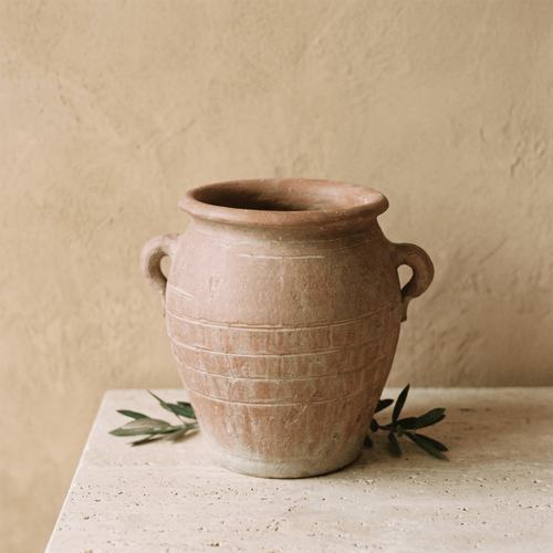 Krugvase mit Henkeln aus patinierter Terrakotta