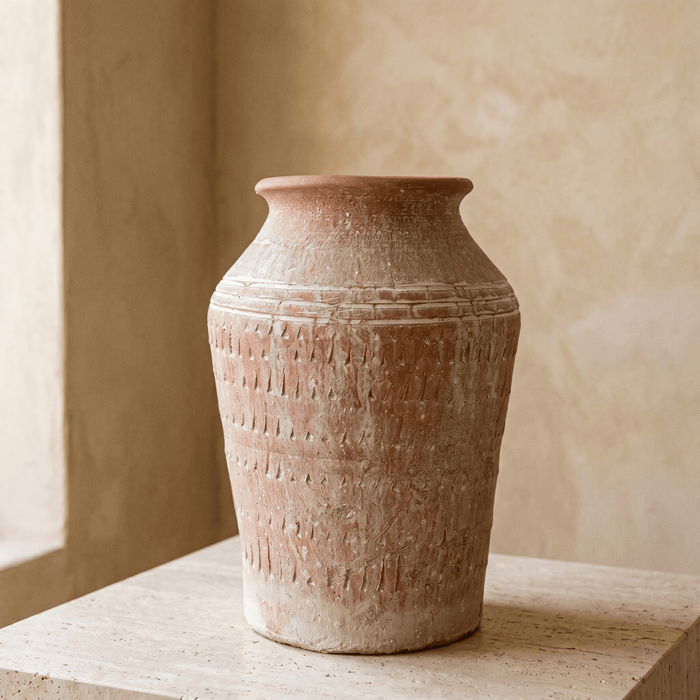 Gravierte Krugvase aus patinierter Terrakotta